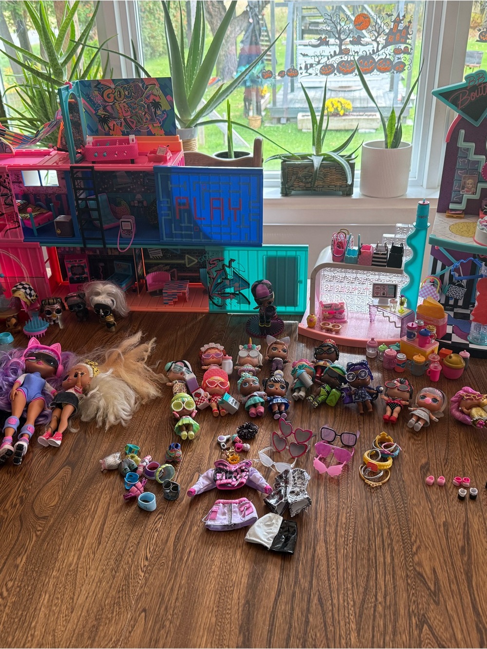 Bundle of L.O.L. Surprise! Dolls Playset